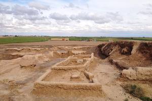 Qomrud Qareh Hill
